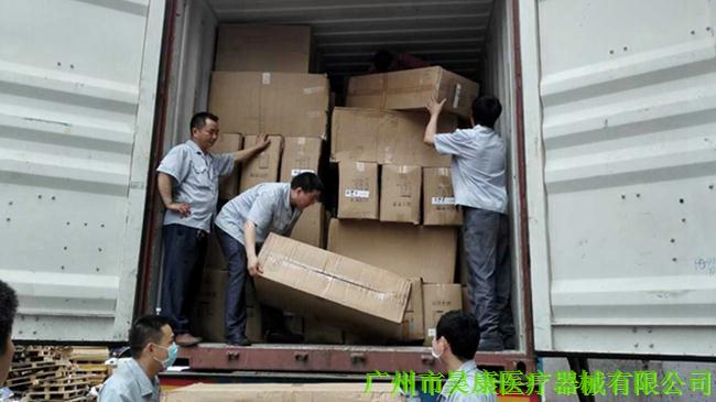 發(fā)往非洲的一批醫(yī)療床裝車實(shí)錄 發(fā)往非洲的一批醫(yī)療床裝車實(shí)錄