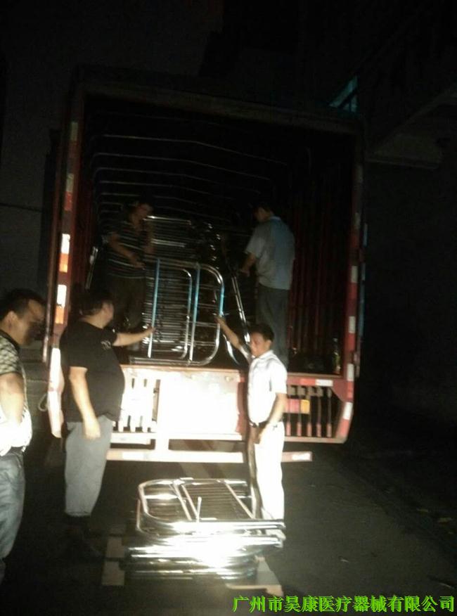 發(fā)往的一車廂病床 發(fā)往的一車廂病床